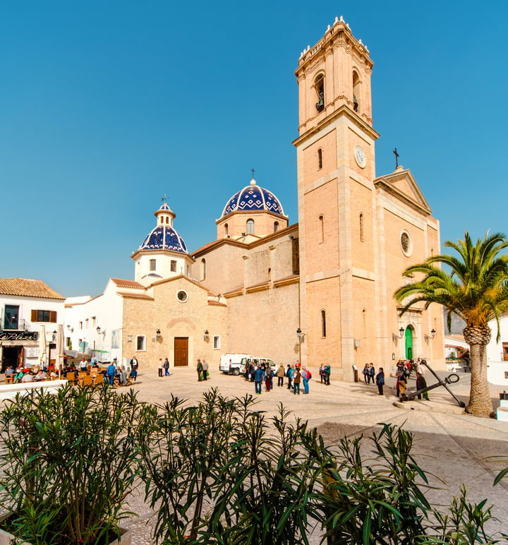 The artistic and cultural atmosphere, with galleries, art workshops and festivals, adds a cosmopolitan touch to the traditional charm of the town.